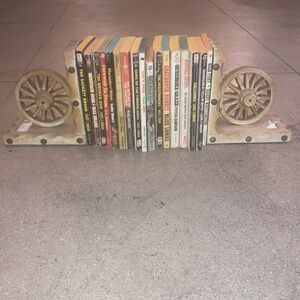 🏜📕 Seventeen Vintage Western Novels and Wagon Wheel Bookends 🐍📚